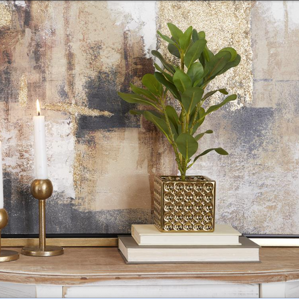 Macetero dorado con planta de laurel